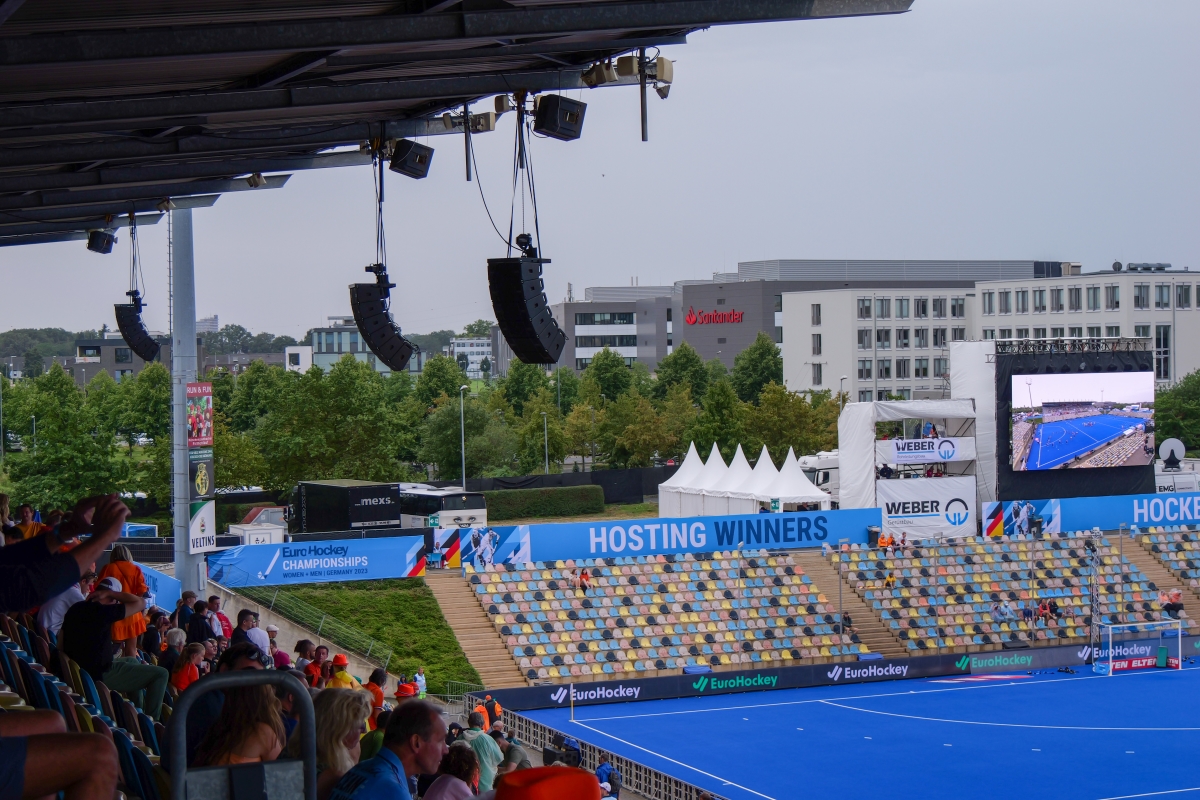 Lắp đặt d&agrave;n Line Array dBTechnologies cho s&acirc;n vận động Monchengladbach tại Đức