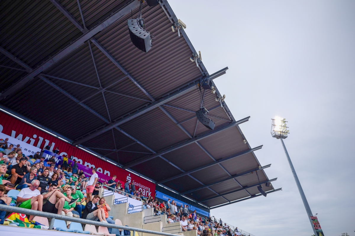 Lắp đặt d&agrave;n Line Array dBTechnologies cho s&acirc;n vận động Monchengladbach tại Đức