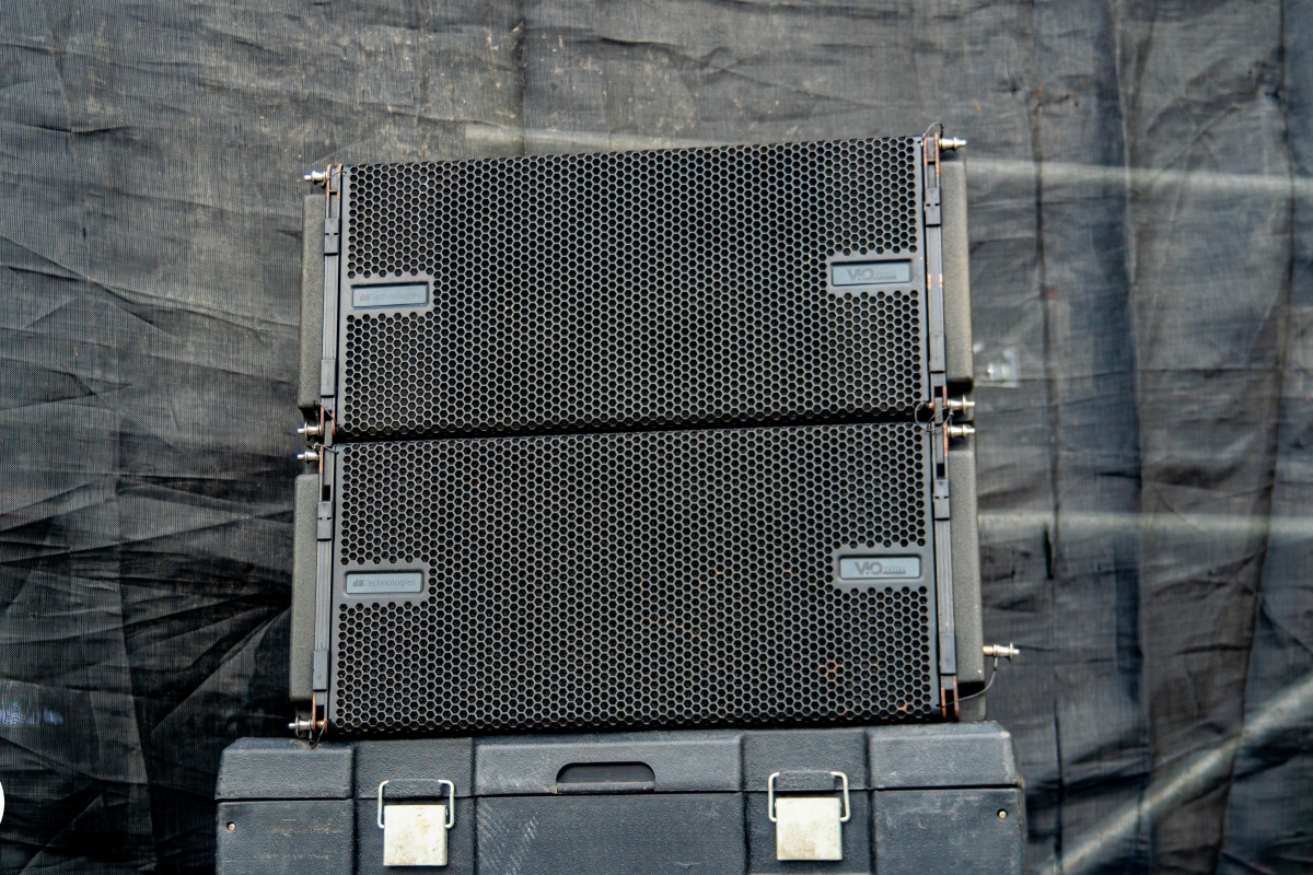 Lắp đặt d&agrave;n Line Array dBTechnologies cho s&acirc;n vận động San Pedro Sula tại Honduras