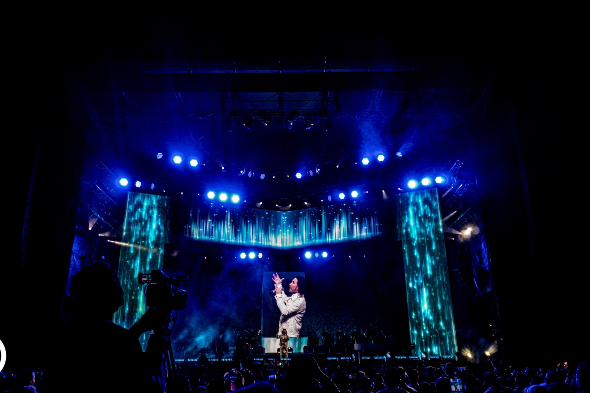 Lắp đặt d&agrave;n Line Array dBTechnologies cho s&acirc;n vận động San Pedro Sula tại Honduras