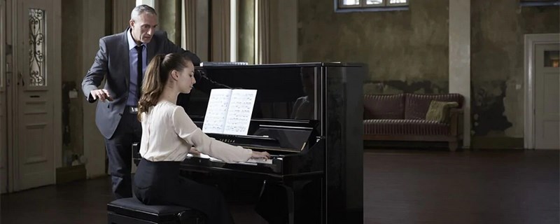 Đ&agrave;n piano Yamaha U1J