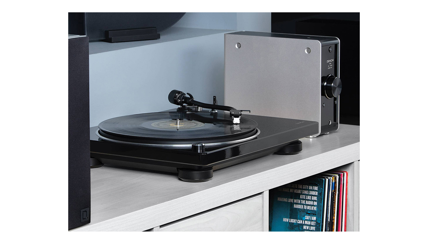 Đầu đĩa than Denon DP-400 màu đen thực tế