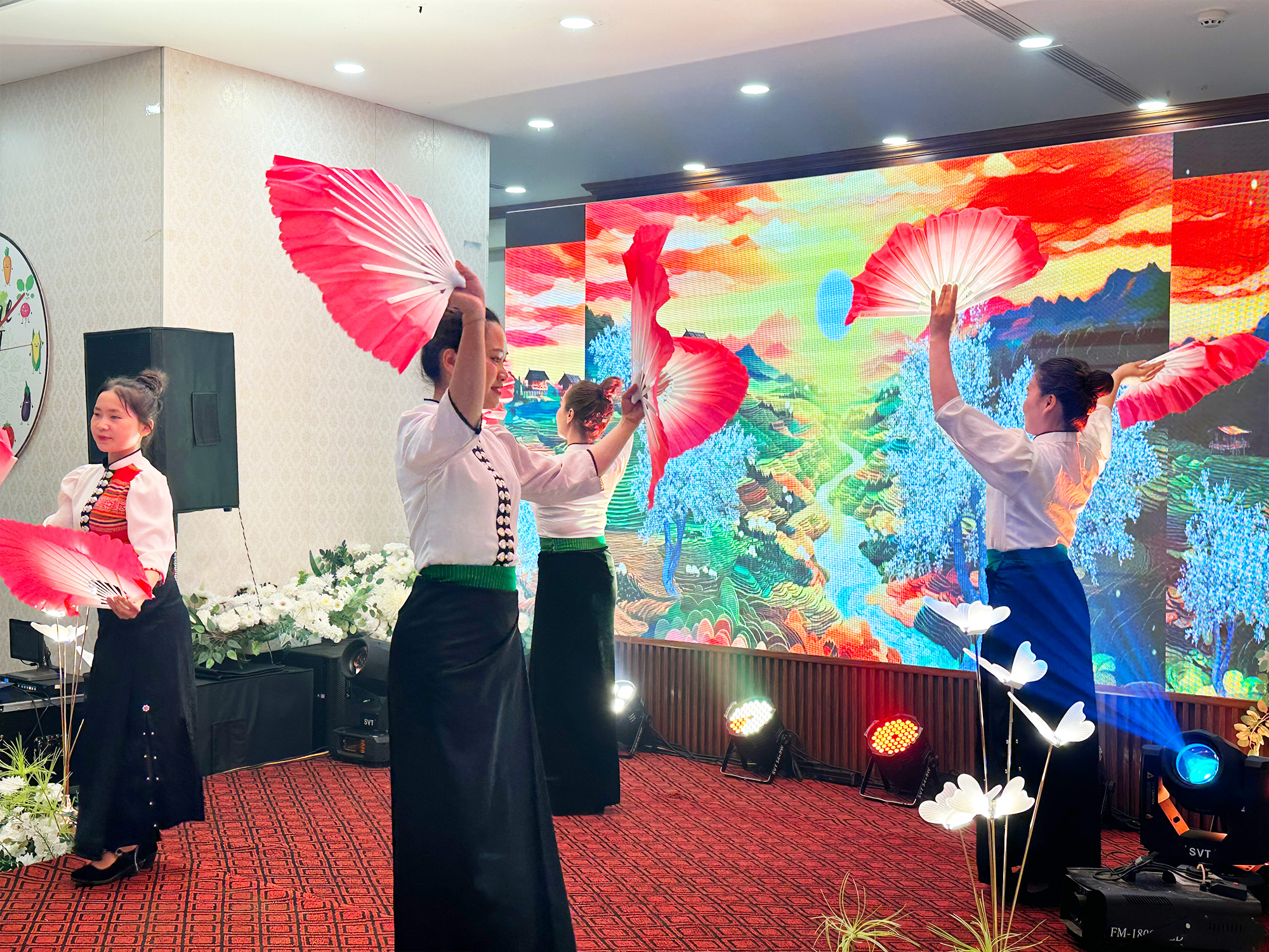 Bảo Ch&acirc;u Elec chinh phục đỉnh Fansipan - H&agrave;nh tr&igrave;nh gắn kết v&agrave; bứt ph&aacute;