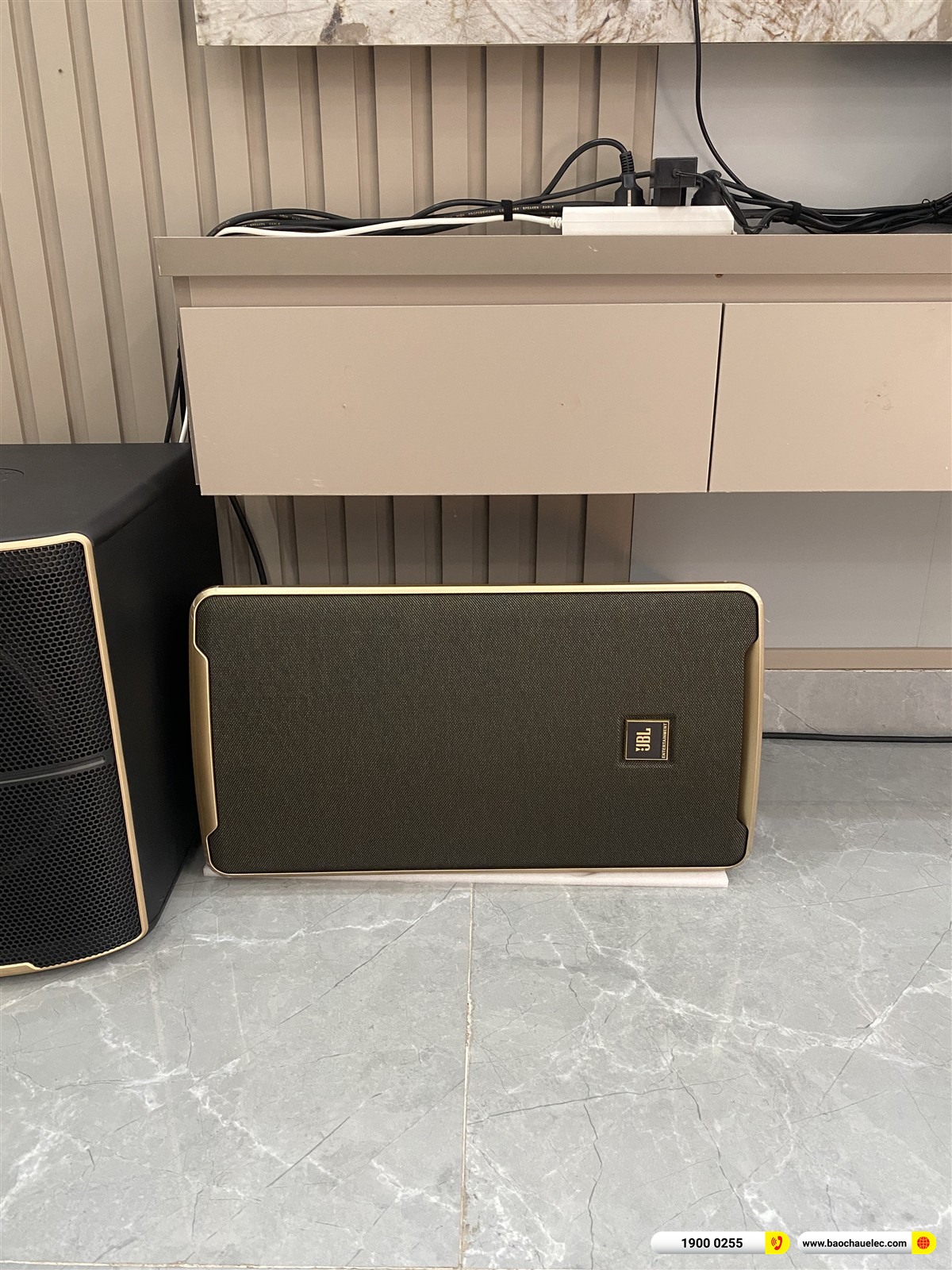 Loa JBL D-Plus b&ecirc;n tr&aacute;i ph&iacute;a dưới kệ tivi của chị Phương