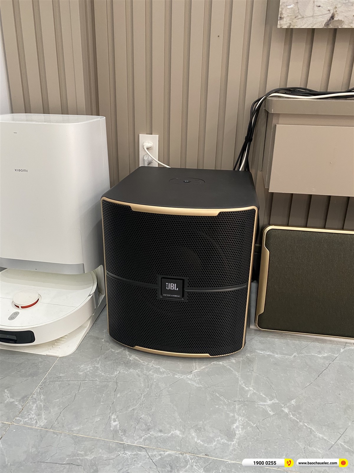 Loa sub điện JBL Pasion 12SP bố tr&iacute; b&ecirc;n tr&aacute;i khu vực tivi