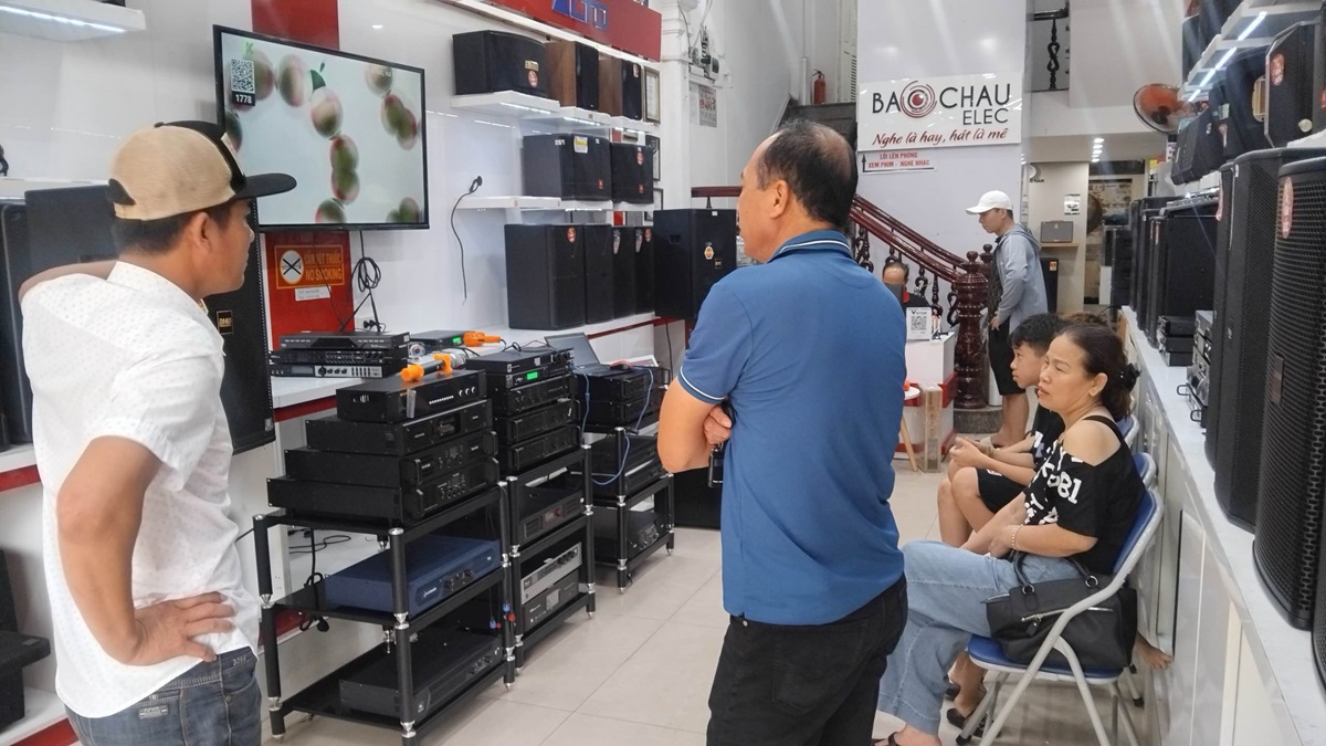 kh&aacute;ch h&agrave;ng mua sắm tại Hải Ph&ograve;ng