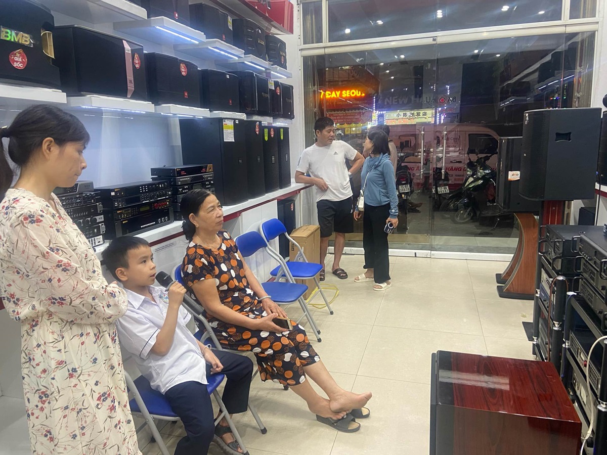 kh&aacute;ch h&agrave;ng mua sắm tại Hải Ph&ograve;ng
