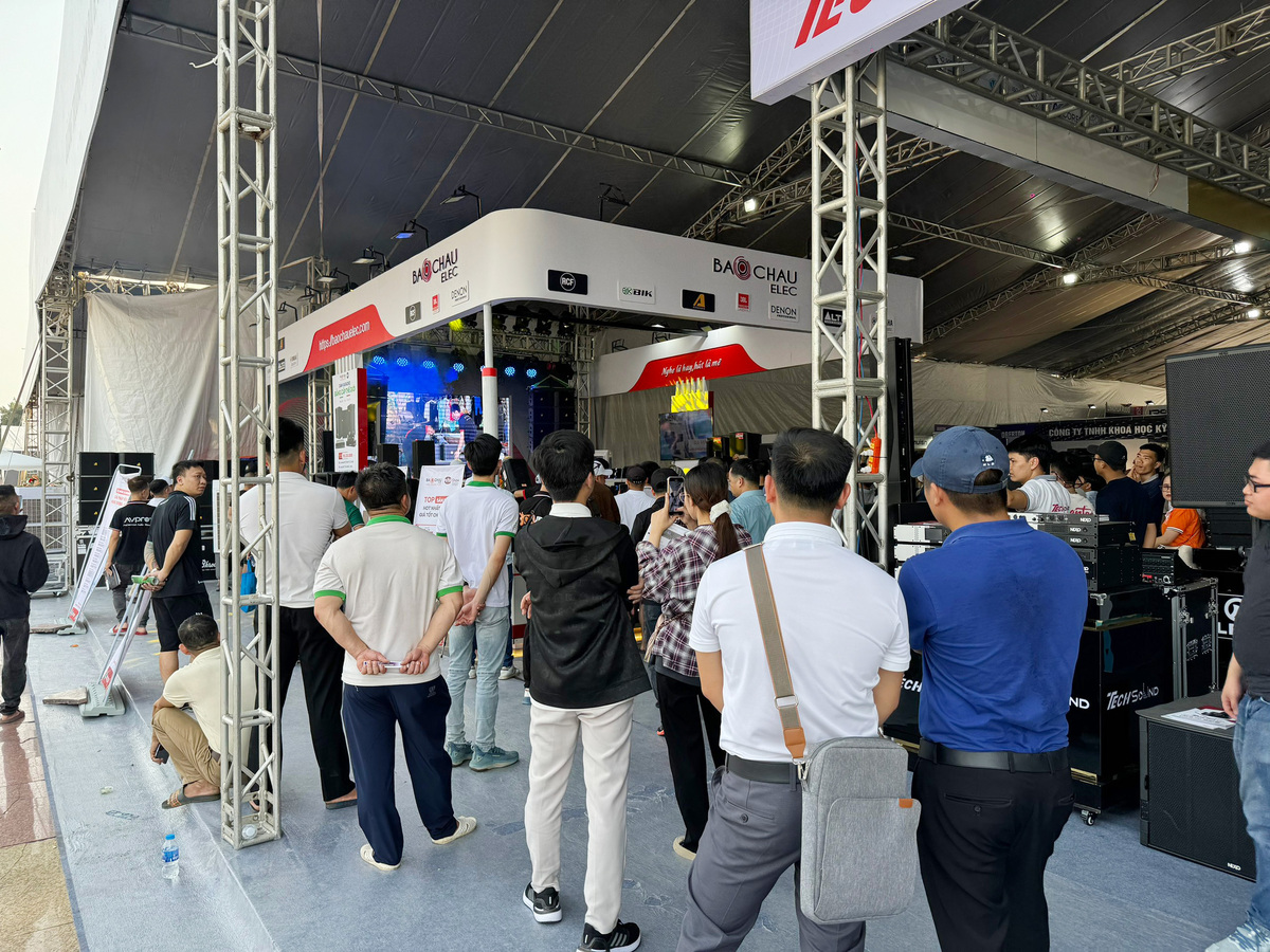 kh&aacute;ch h&agrave;ng tại Plase Show 2024