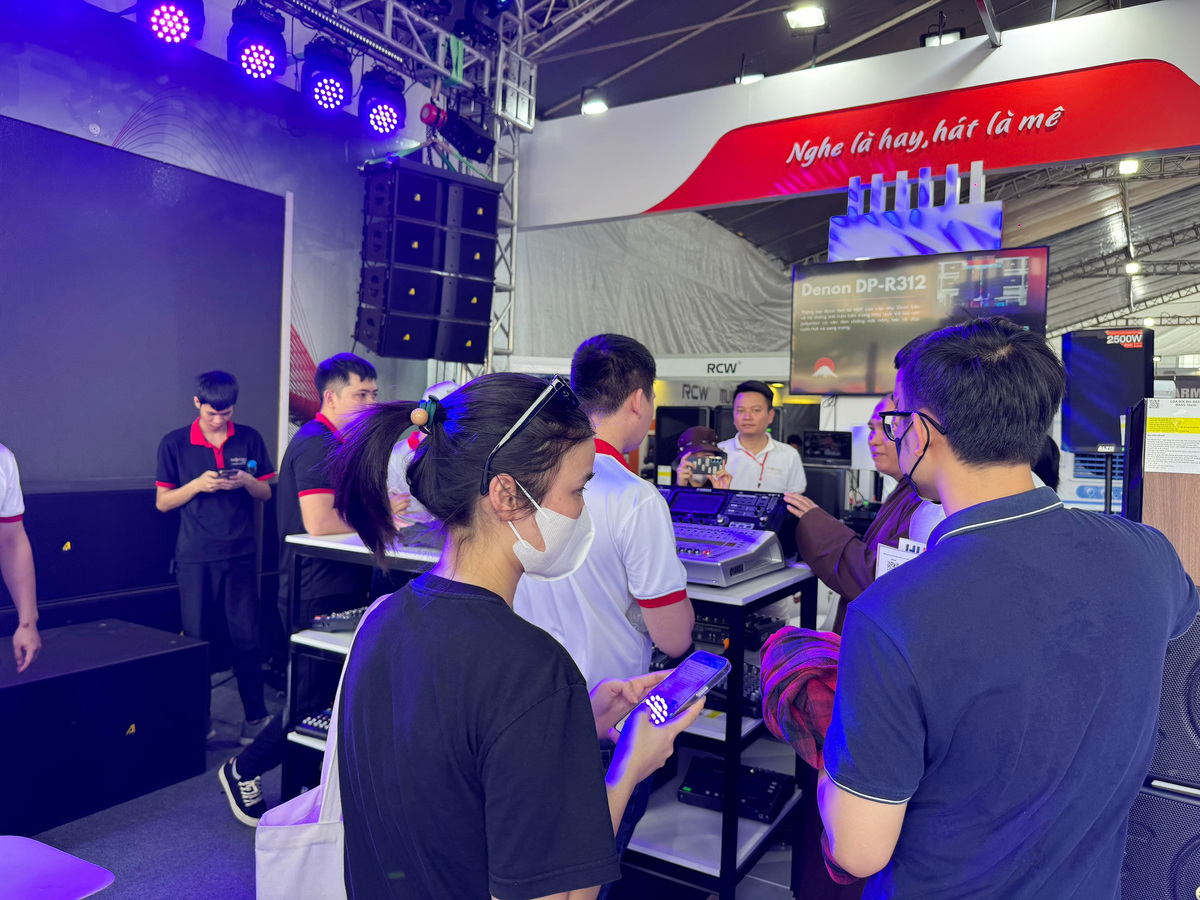kh&aacute;ch h&agrave;ng tại Plase Show 2024