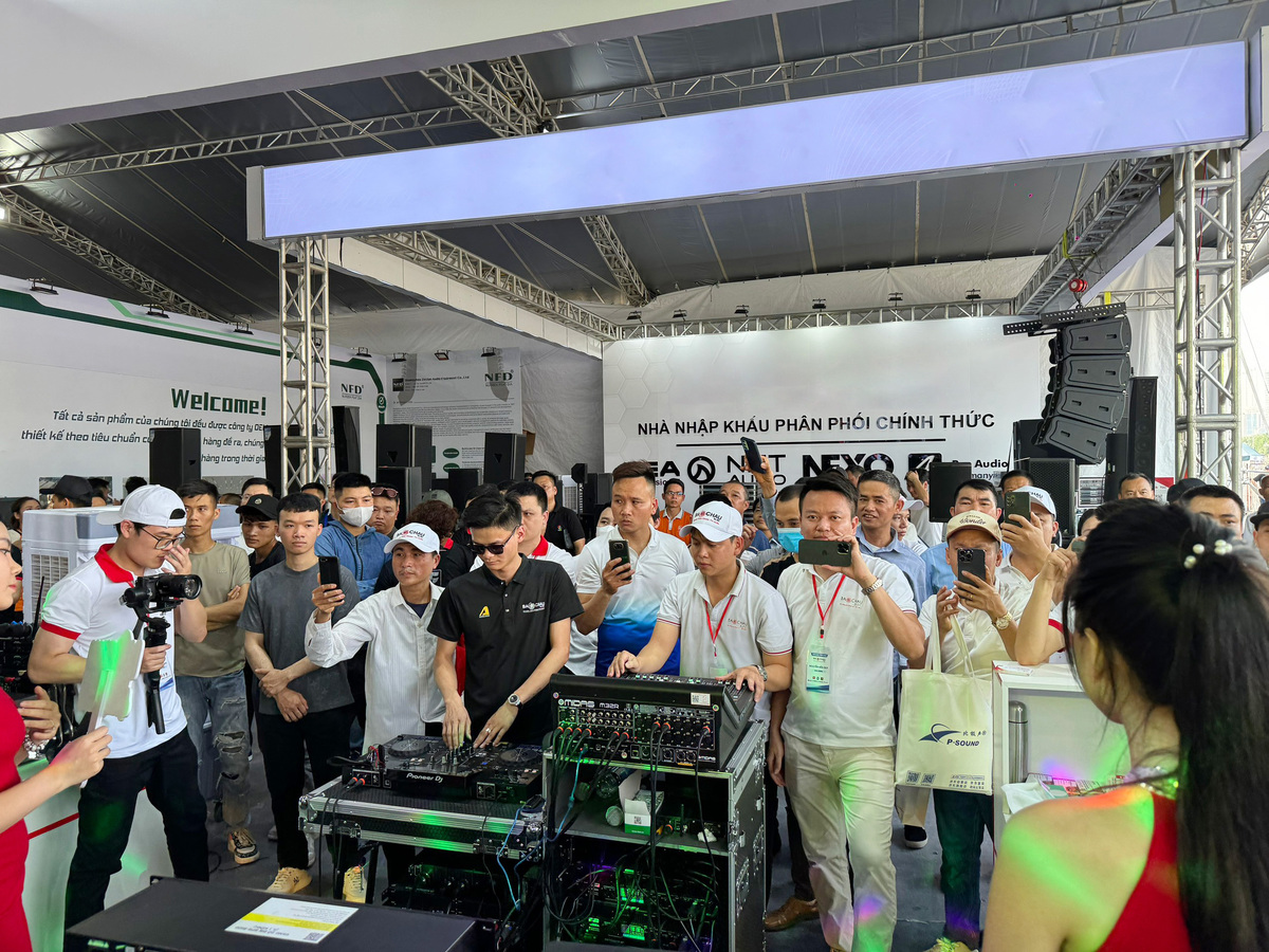 kh&aacute;ch h&agrave;ng tại Plase Show 2024