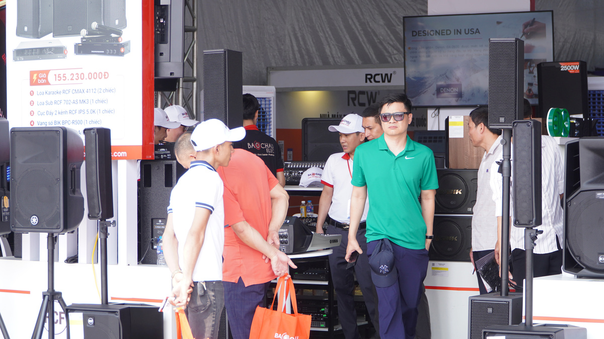 kh&aacute;ch h&agrave;ng tại Plase Show 2024