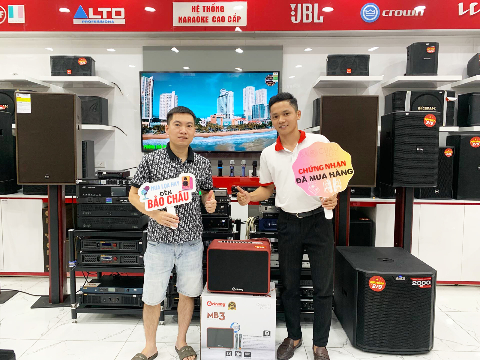 Kh&aacute;ch h&agrave;ng mua loa k&eacute;o tại Bảo Ch&acirc;u 