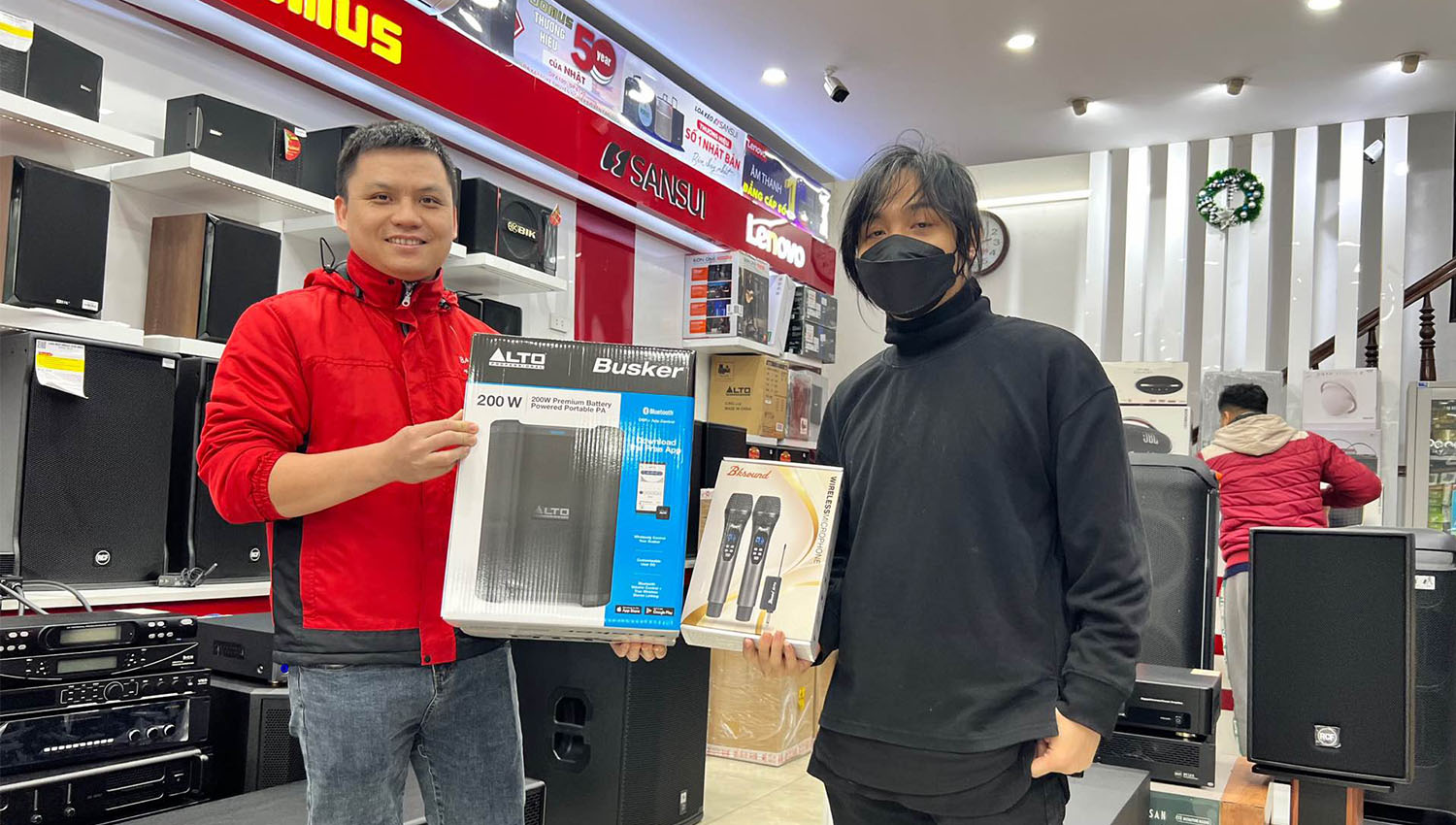 Khách hàng mua loa alto busker tại Bảo Châu Elec