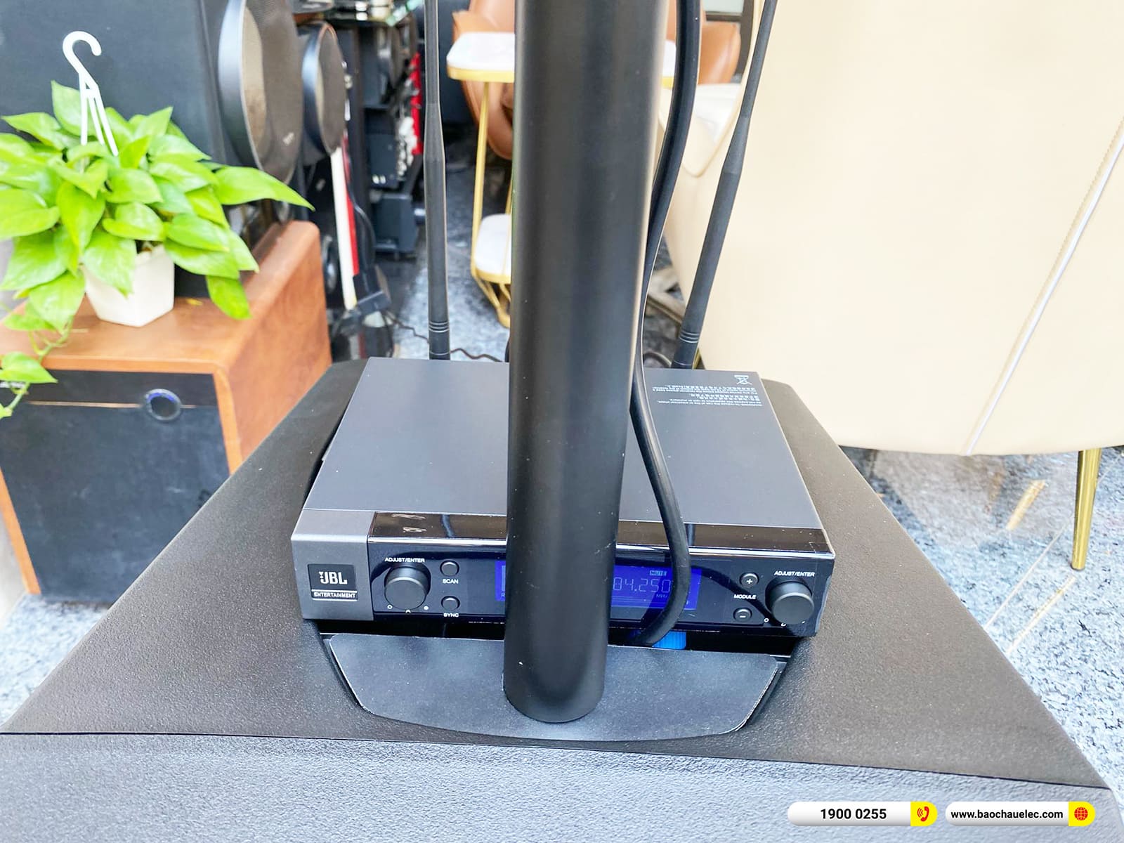 B&agrave;n giao bộ loa RCF Evox Jmix 8 v&agrave; micro JBL gần 46tr cho anh Ho&agrave;ng ở TPHCM