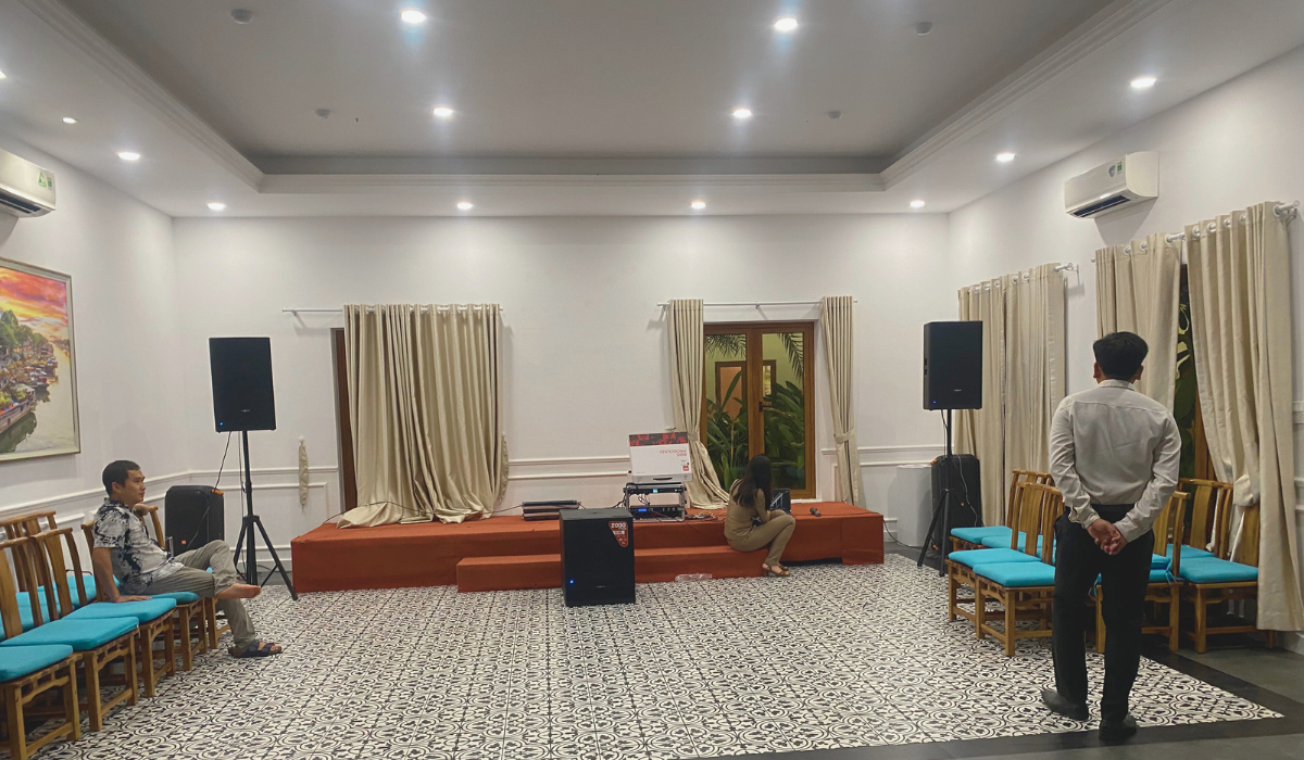 Lắp đặt d&agrave;n &acirc;m thanh nh&agrave; h&agrave;ng Audiocenter cho nh&agrave; h&agrave;ng Đ&ocirc;ng Dương tại C&agrave; Mau