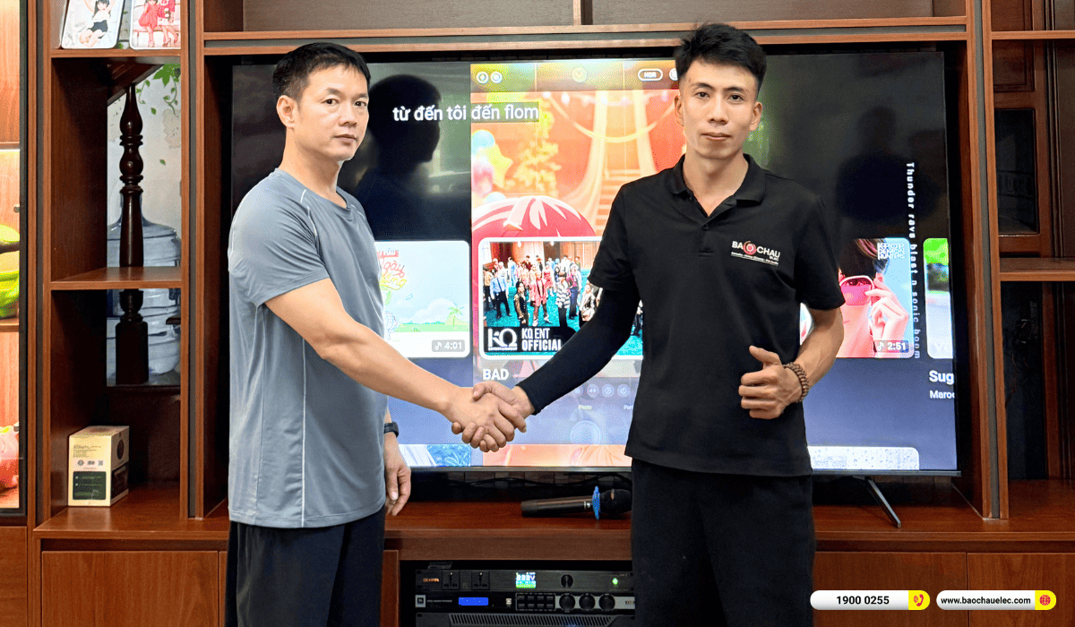 Kh&aacute;ch h&agrave;ng bắt tay kỹ thuật vi&ecirc;n sau b&agrave;n giao d&agrave;n karaoke