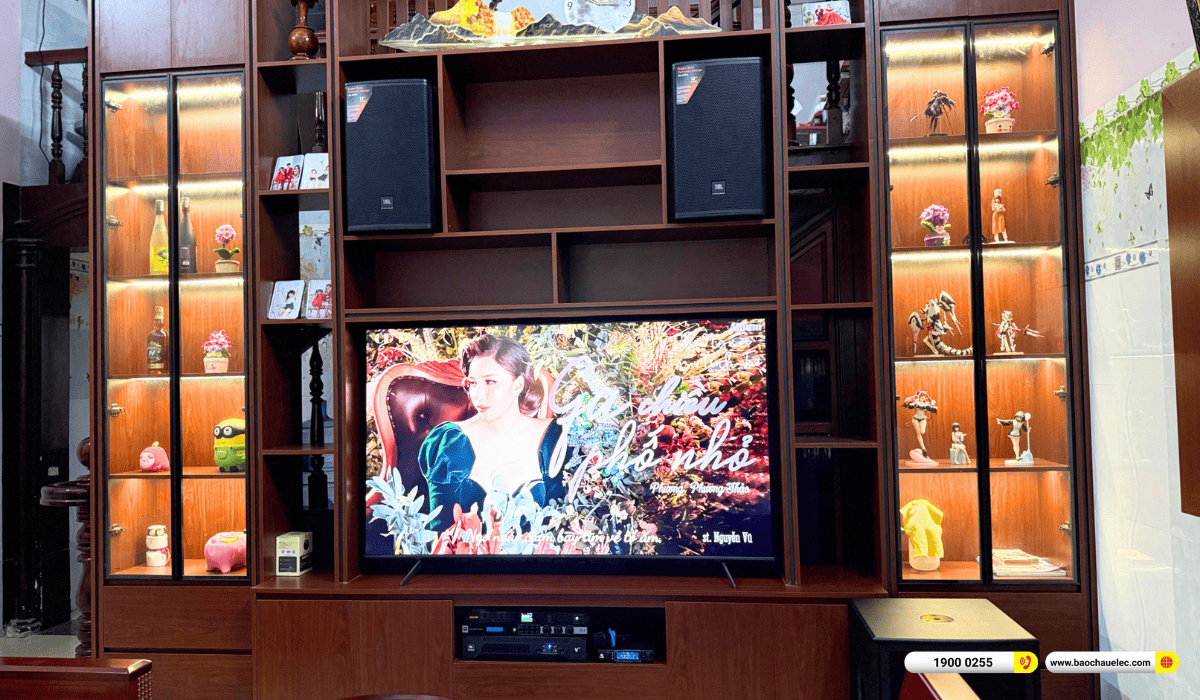 To&agrave;n cảnh d&agrave;n JBL bố tr&iacute; c&ugrave;ng kệ tivi gỗ