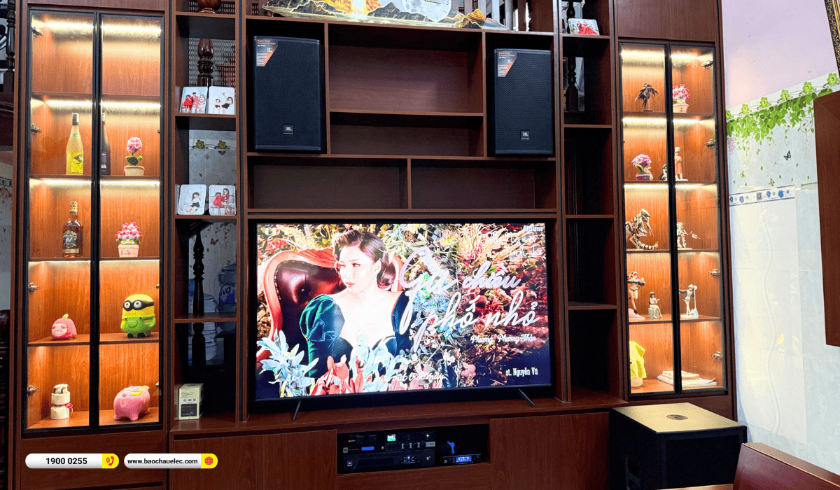 Hai loa JBL đặt hai b&ecirc;n ph&iacute;a tr&ecirc;n tivi