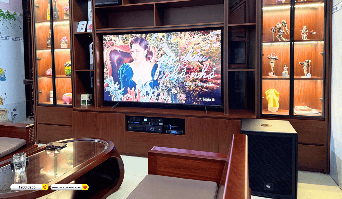 G&oacute;c nh&igrave;n rộng d&agrave;n karaoke c&ugrave;ng kệ gỗ