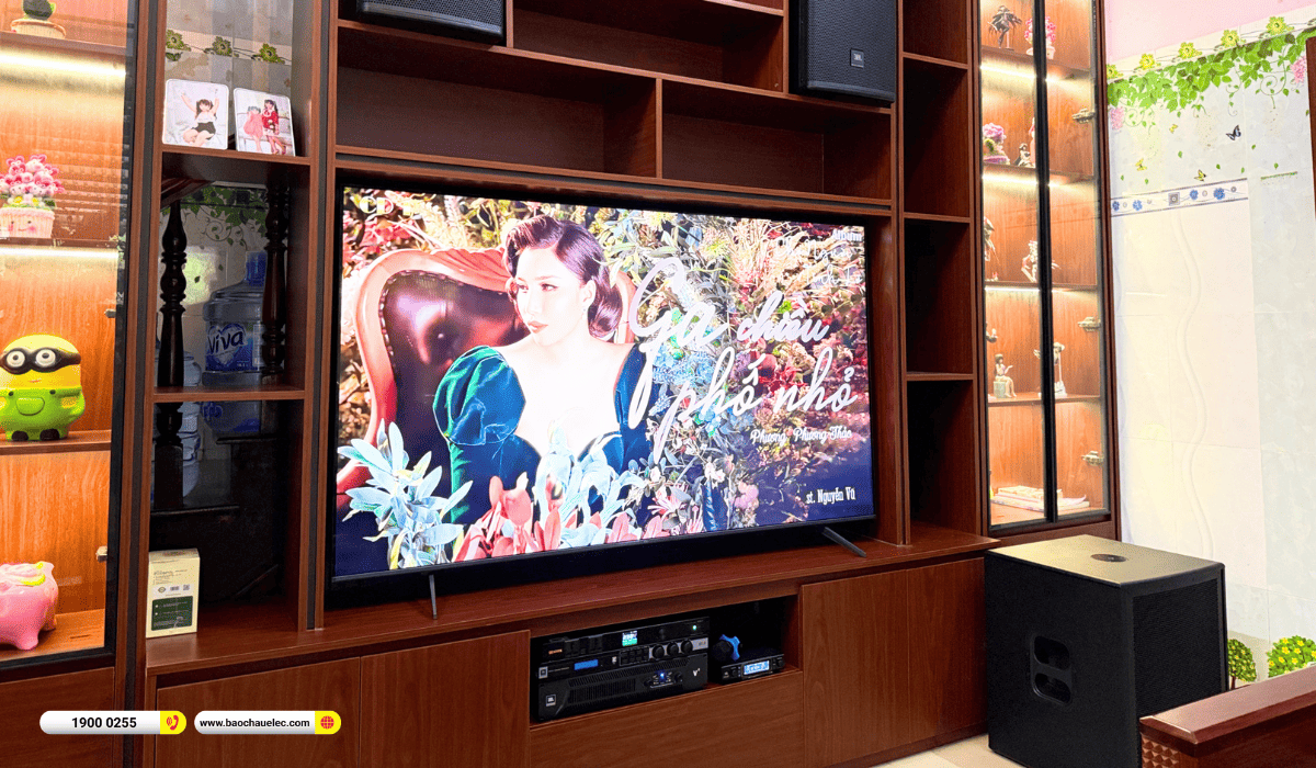 Tivi, thiết bị karaoke v&agrave; sub bố tr&iacute; trong ph&ograve;ng kh&aacute;ch
