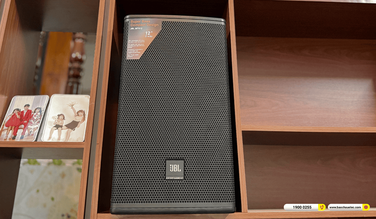 G&oacute;c chụp nghi&ecirc;ng mặt trước loa JBL