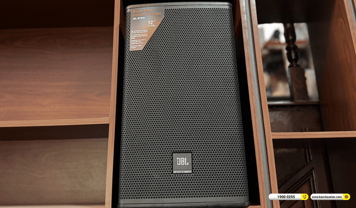 Cận cảnh loa JBL đặt trong hộc kệ