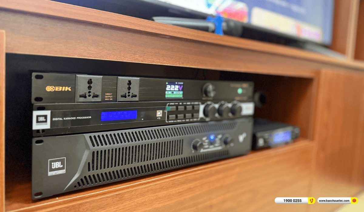 Bộ xử l&yacute; v&agrave; cục đẩy JBL trong kệ tivi