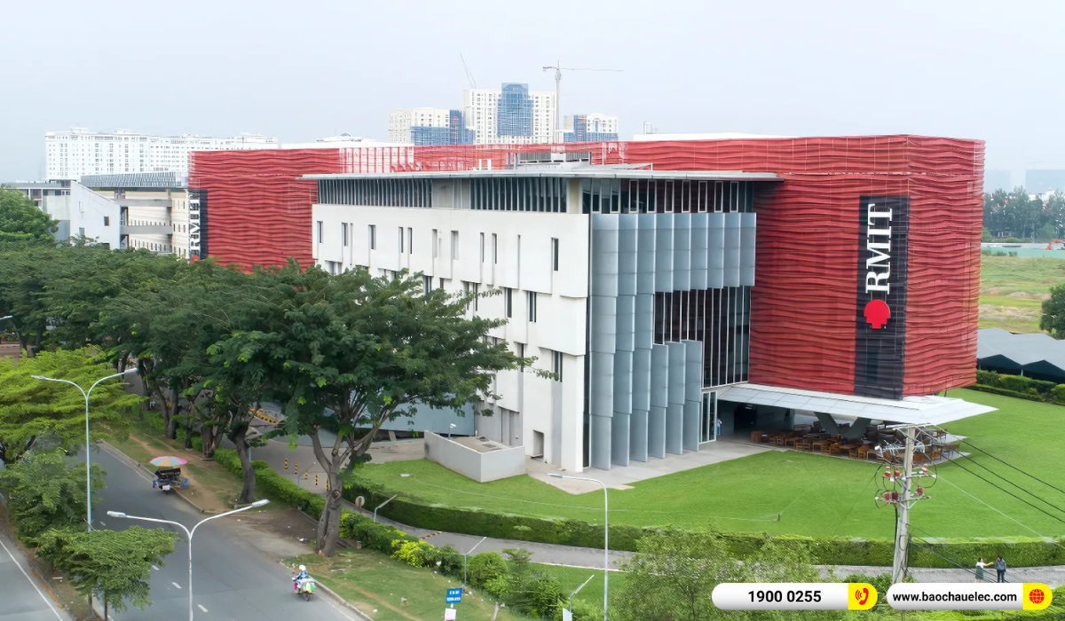 Lắp đặt hệ thống Line Array Audiocenter Avanda 210A cho sự kiện New Year Party 2025 tại RMIT University