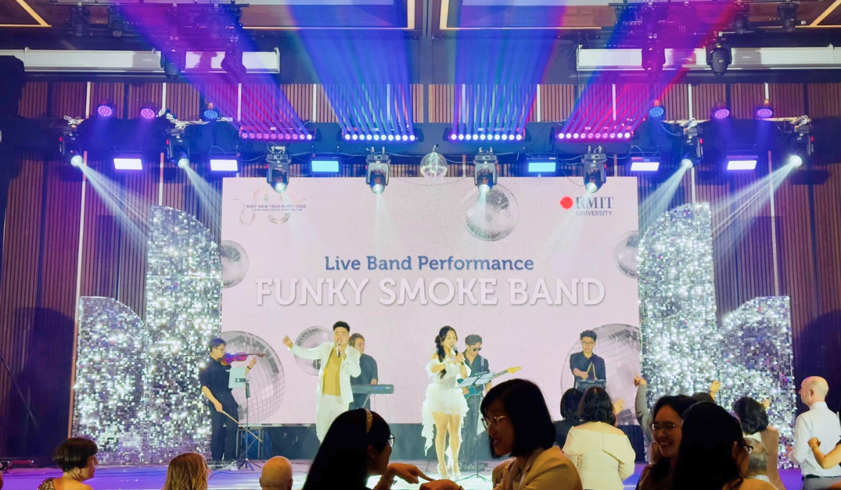 Lắp đặt hệ thống Line Array Audiocenter Avanda 210A cho sự kiện New Year Party 2025 tại RMIT University