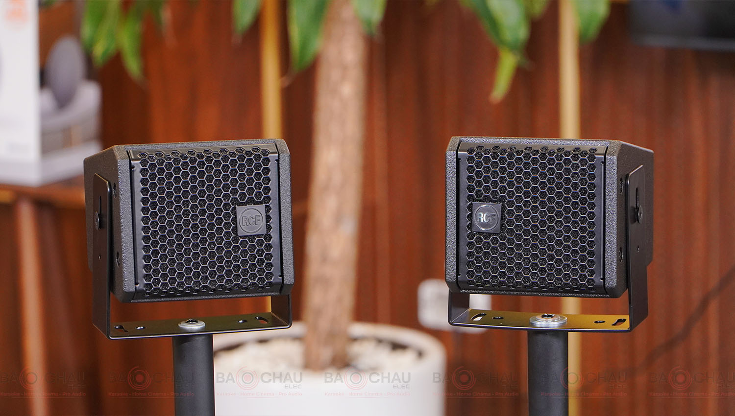 Loa Treo Tường RCF Compact M04