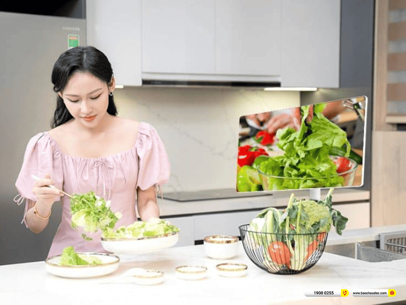 Minh họa sử dụng màn hình Himedia Home M27 trong nhà bếp
