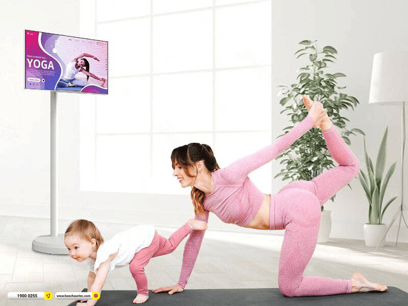Minh họa tập yoga cùng màn hình Himedia Home M27