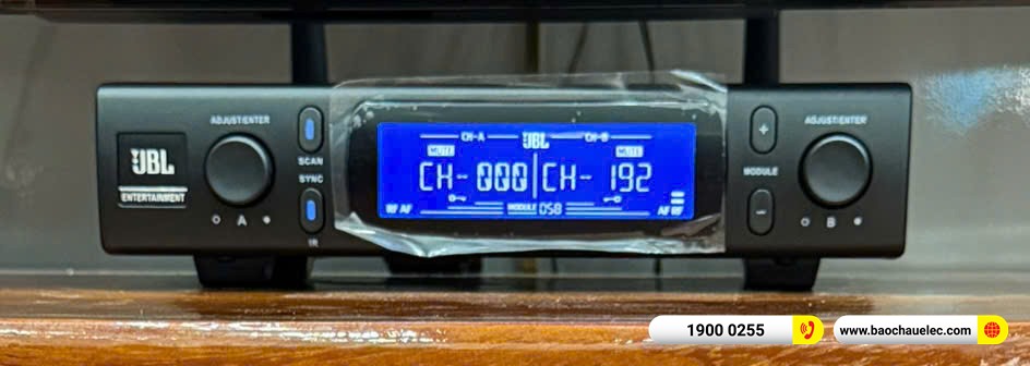 Cận cảnh đầu thu micro kh&ocirc;ng d&acirc;y trong bộ d&agrave;n JBL của anh Nam