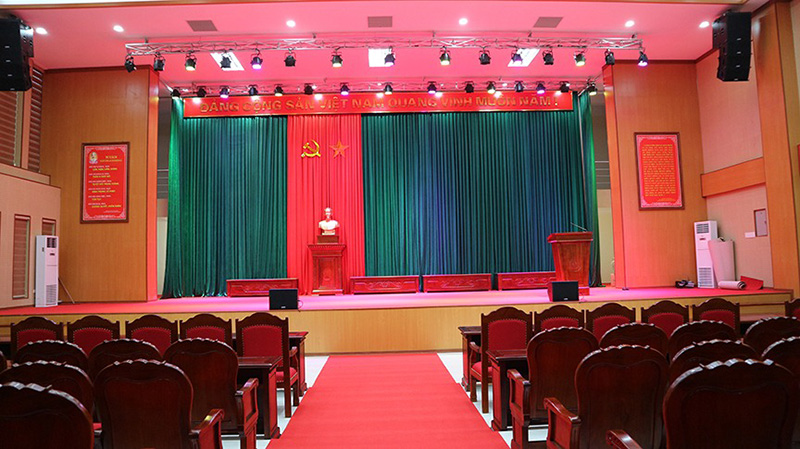 đ&egrave;n s&acirc;n khấu hội trường