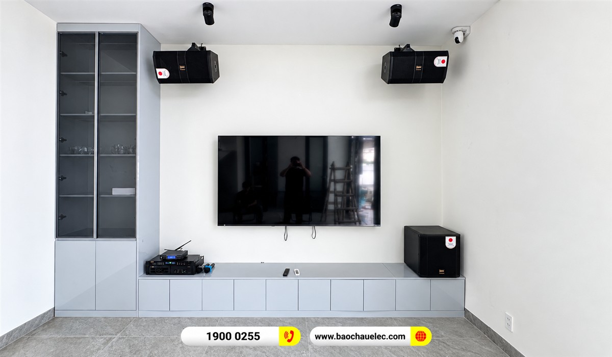 Hai loa BIK treo hai b&ecirc;n tivi nh&agrave; anh Tuấn
