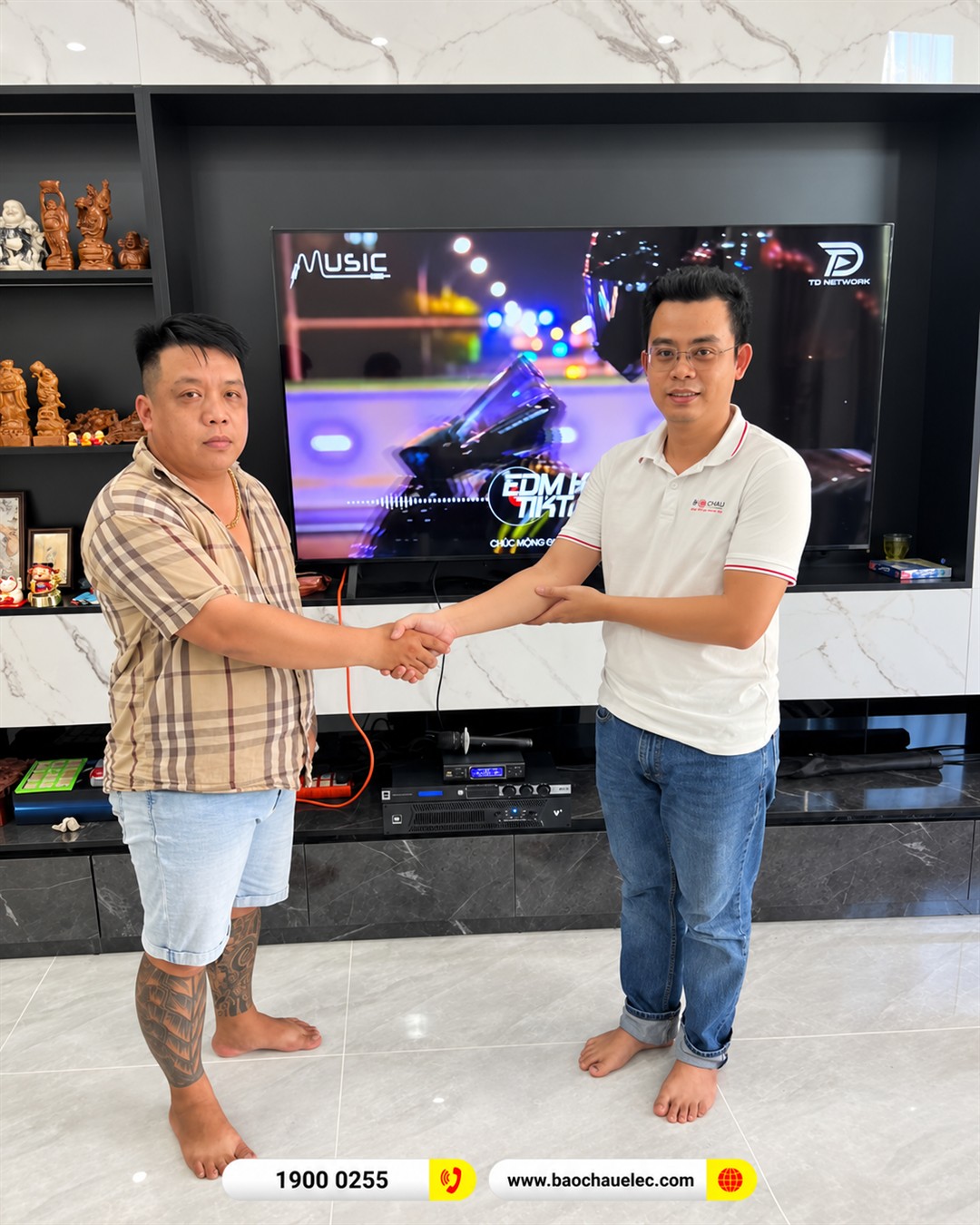 Kh&aacute;ch h&agrave;ng v&agrave; nh&acirc;n vi&ecirc;n bắt tay tại c&ocirc;ng tr&igrave;nh JBL Vĩnh Long