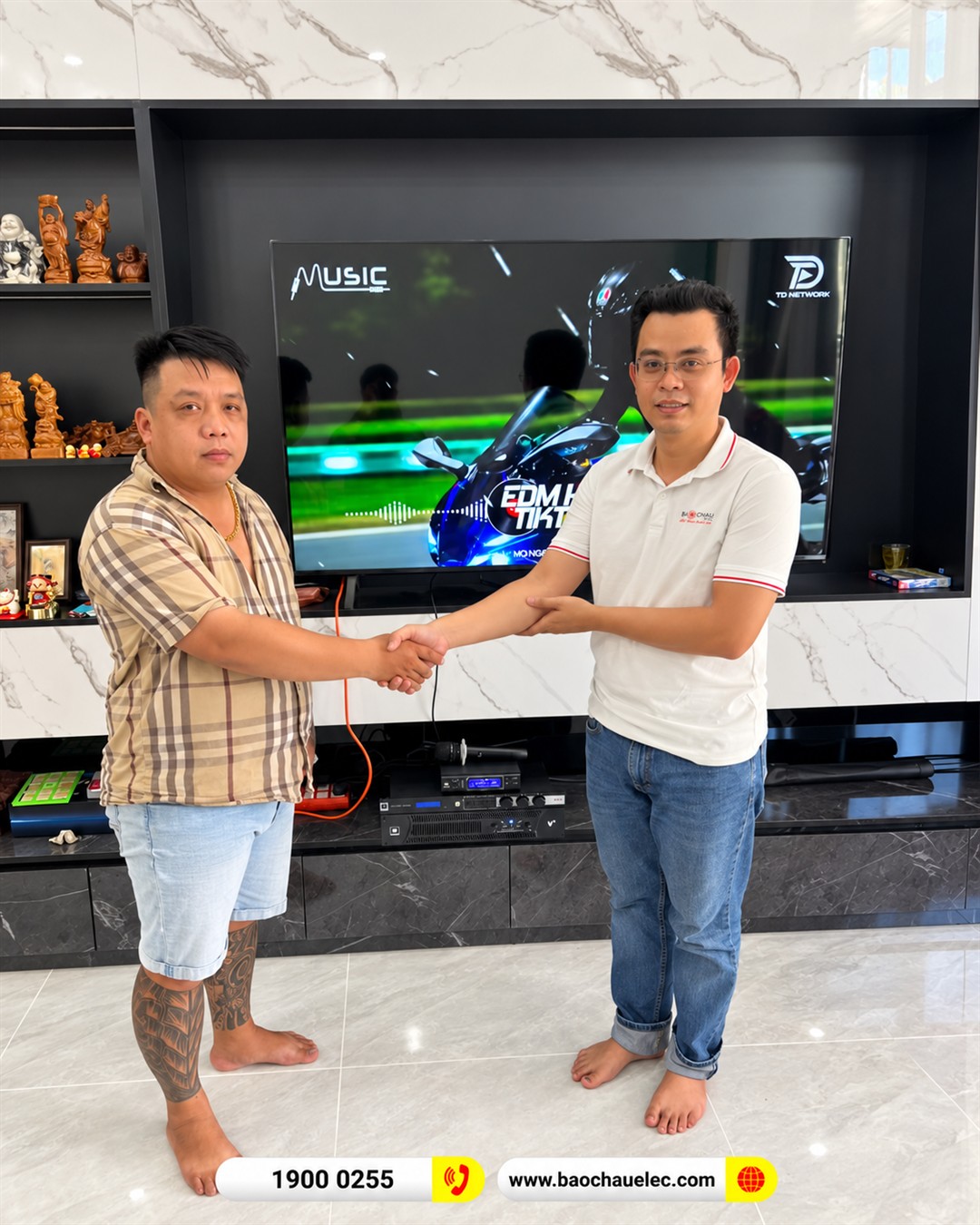 H&igrave;nh ảnh b&agrave;n giao d&agrave;n karaoke tại nh&agrave; anh Tuấn
