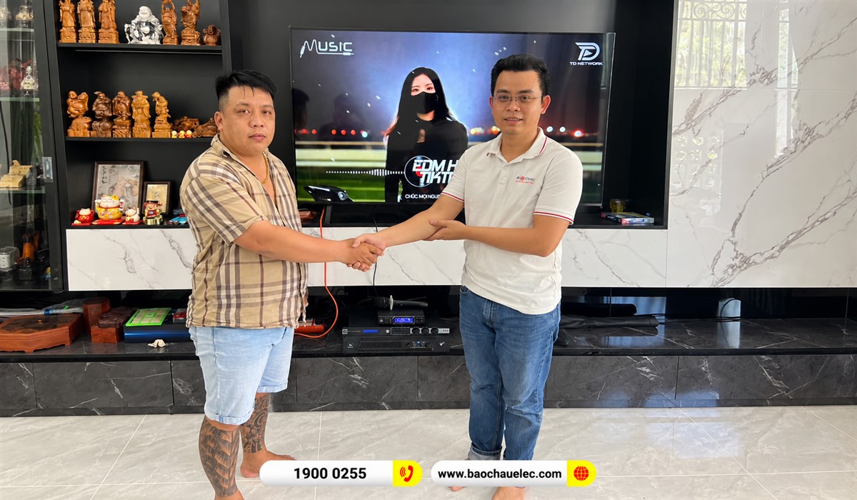 Kh&aacute;ch h&agrave;ng c&ugrave;ng nh&acirc;n vi&ecirc;n b&ecirc;n hệ thống karaoke JBL