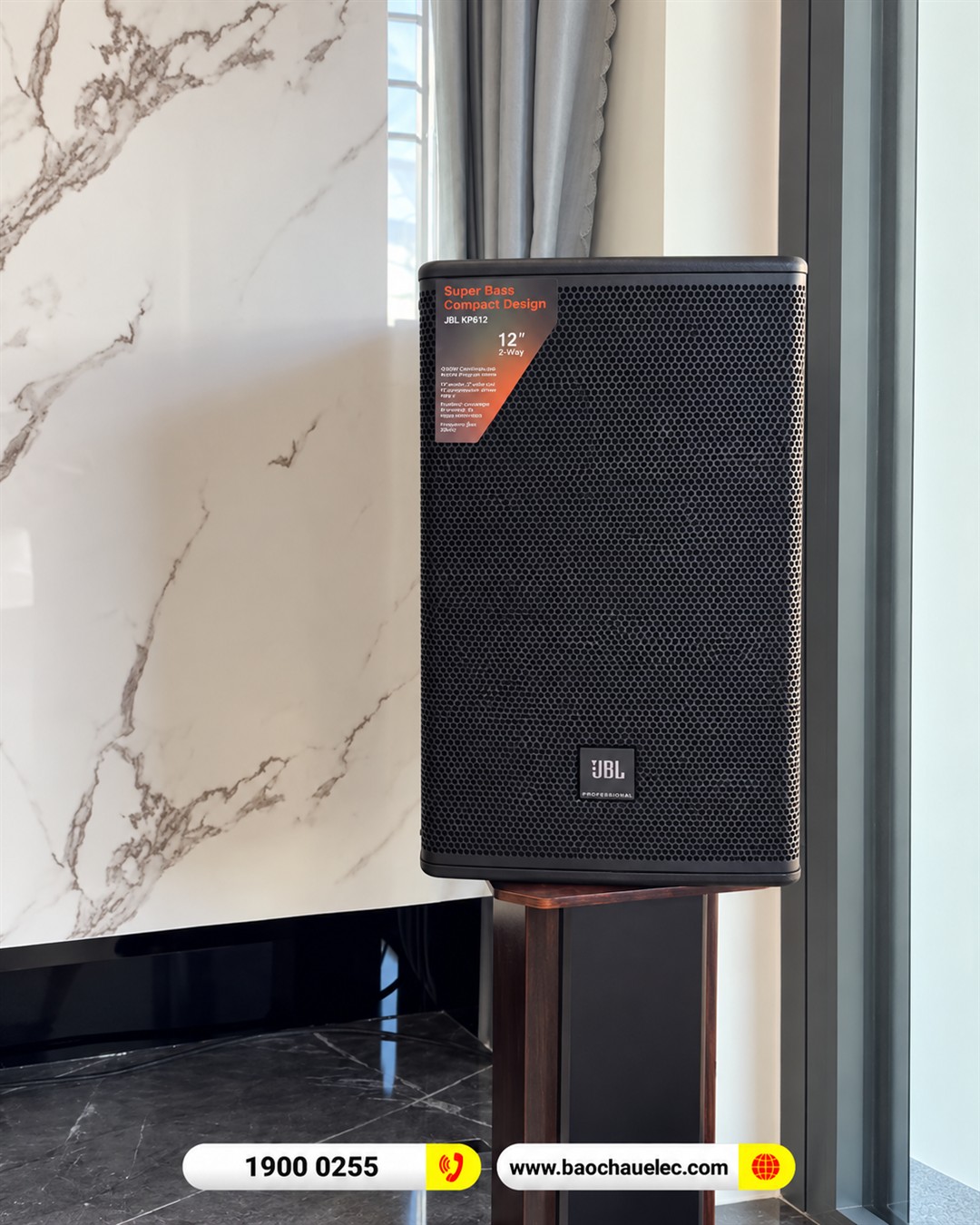 Loa JBL MTS12 b&ecirc;n phải tr&ecirc;n ch&acirc;n đỡ