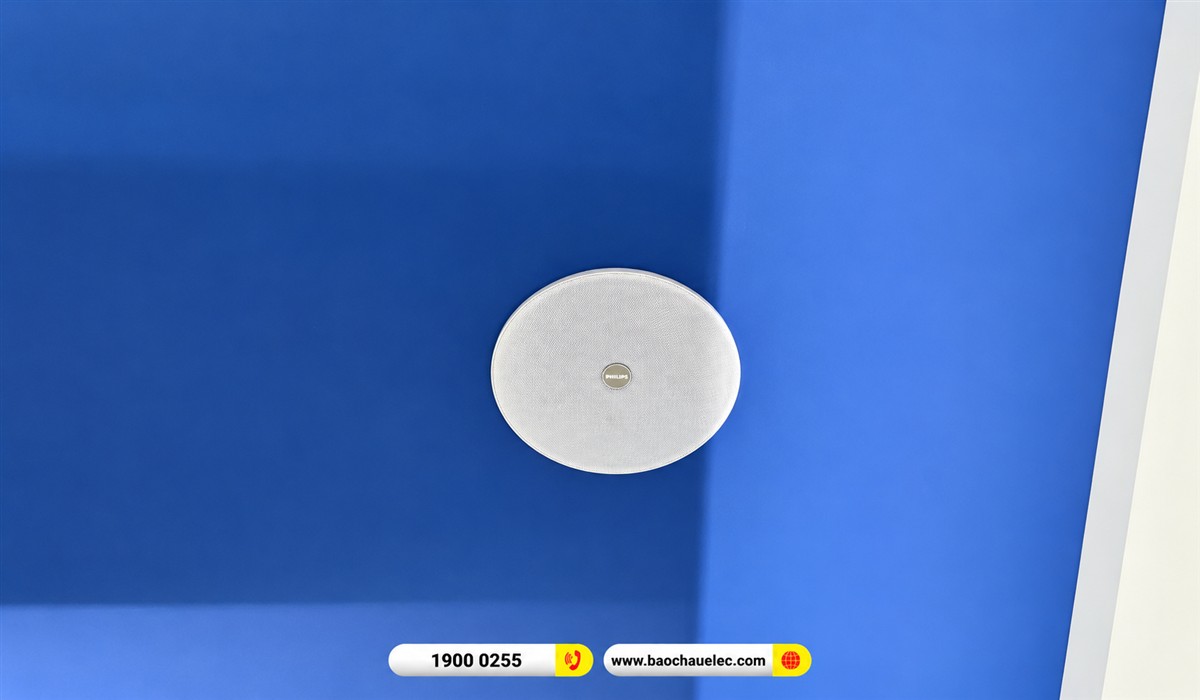 Loa &acirc;m trần Philips nằm gọn tr&ecirc;n trần xanh của c&ocirc;ng ty VISINGPACK