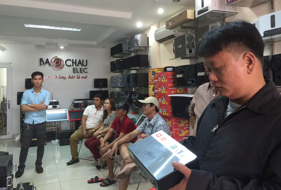khach-hang-chon-mua-dau-hanet Đầu karaoke Hanet PlayX One 1TB bán chạy nhất
