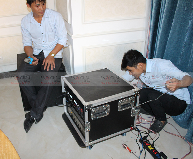 tu-thiet-bi-am-thanh-8u-dang-duoc-lap-dat-pic-1