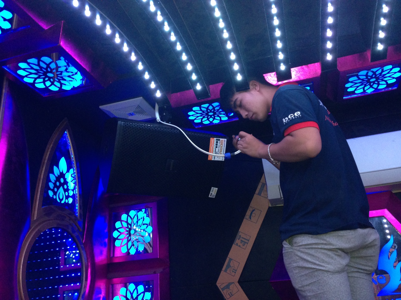 Quán karaoke mở cửa trở lại và nỗi lo sửa chữa nâng cấp phòng hát để đón khách