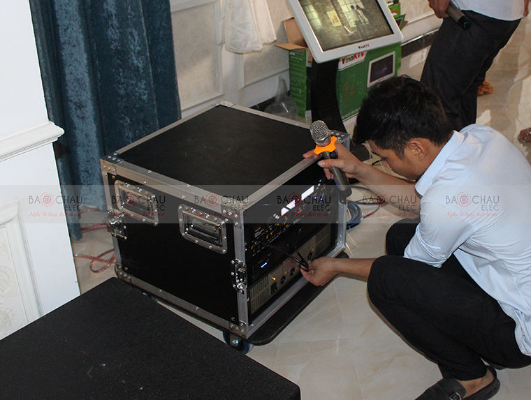 tu-thiet-bi-am-thanh-8u-dang-duoc-lap-dat-pic-3