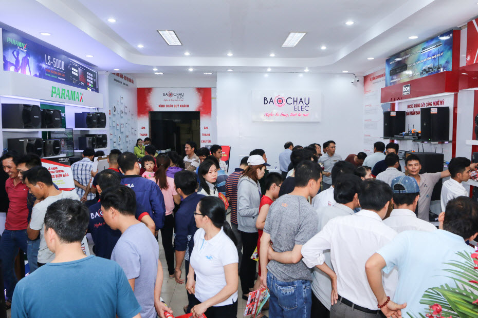 Kh&ocirc;ng khi mua sắm rộn r&agrave;ng tại Bảo Ch&acirc;u Elec 