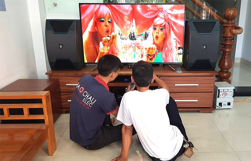 dan karaoke gia dinh anh tung tai da nang h5-min dan karaoke gia dinh anh tung tai da nang h5-min